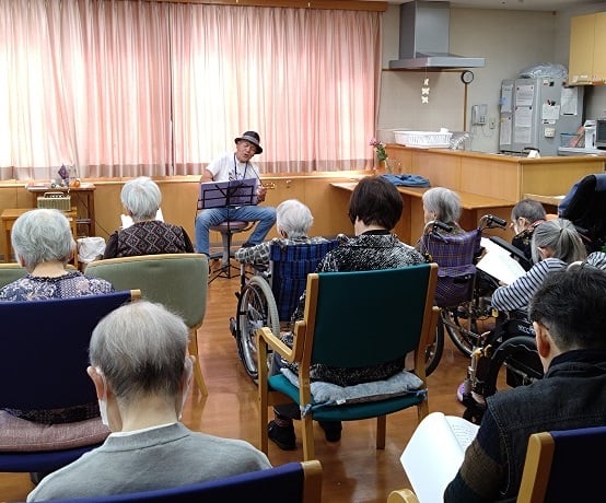 介護居室で地域の有志の方によるウクレレ演奏会がありました。