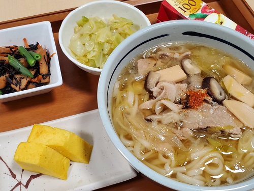 【昼食】豚肉稲庭うどん・サーモンフライ