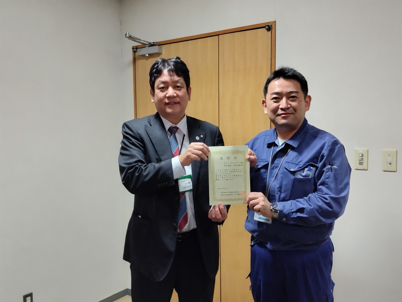 村井運管理部長と表彰状を手に記念撮影