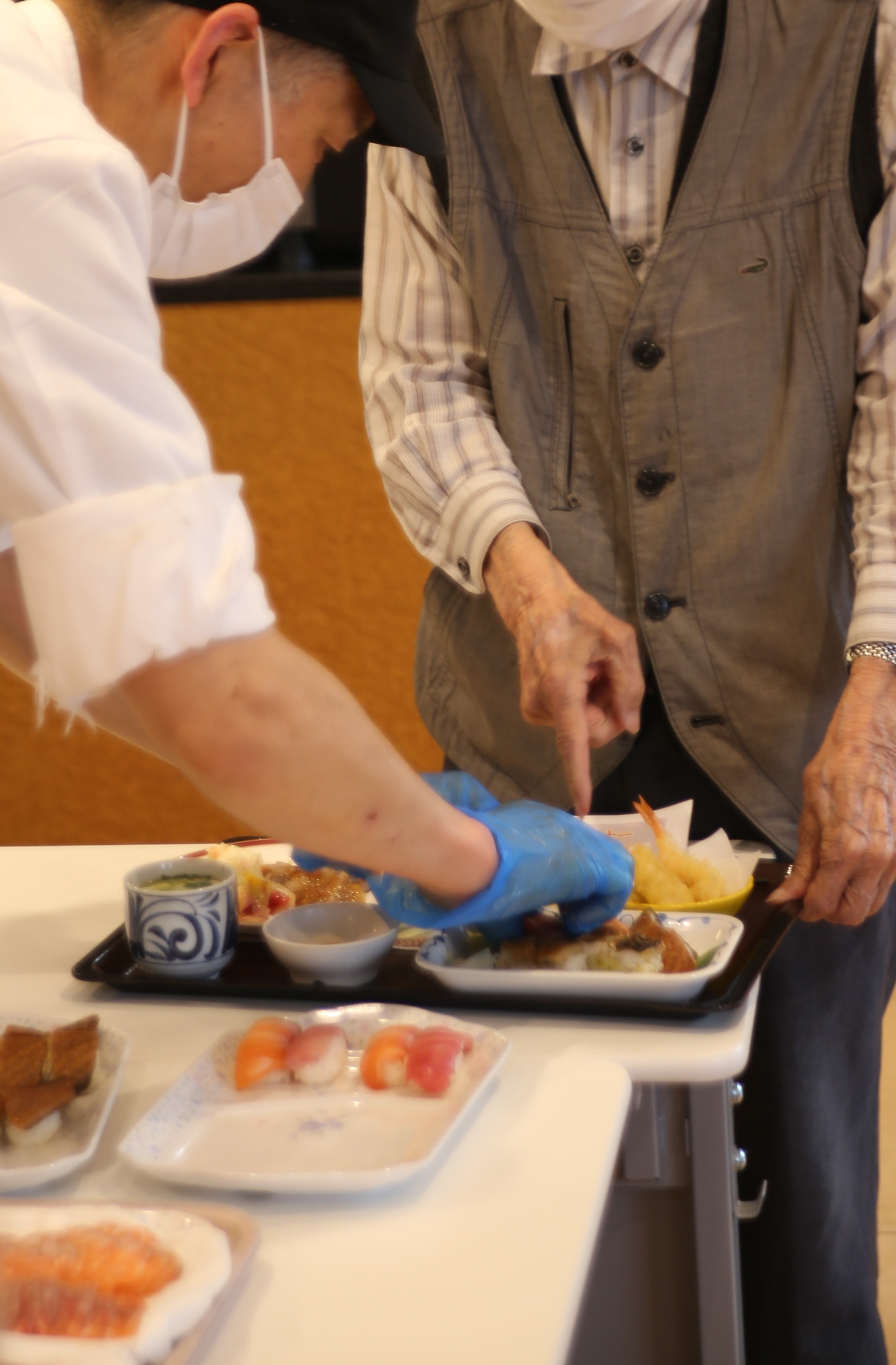 握り寿司はホンマグロのトロとサーモン、鰻、シャリは八代目儀兵衛の厳選米です