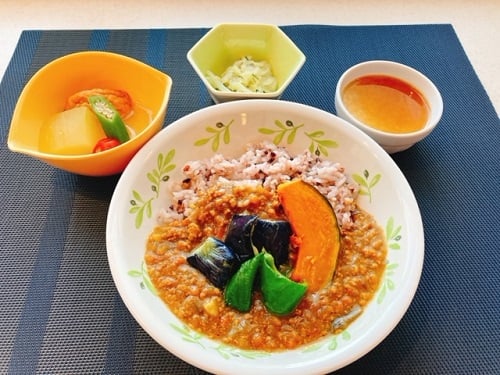 A食　「雑穀米で食べる夏野菜キーマカレー」
