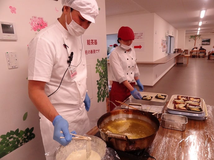 食堂での天ぷらライブキッチン、調理の様子