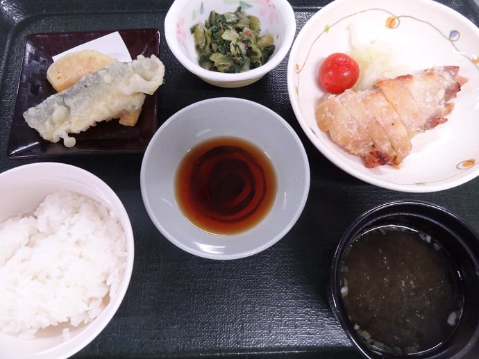 夕食A食　　鶏肉の塩麹焼き、米飯、天ぷら、青梗菜のお浸し、吸物