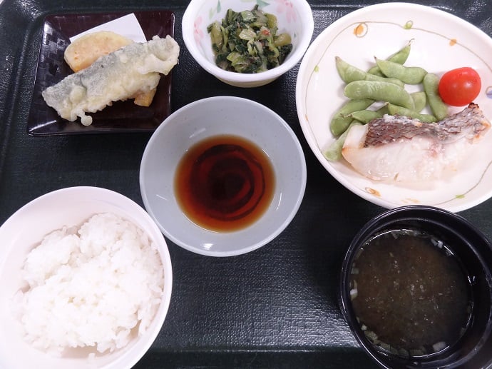 夕食B食　　魚の塩麹漬焼き、米飯、天ぷら、青梗菜のお浸し、吸物