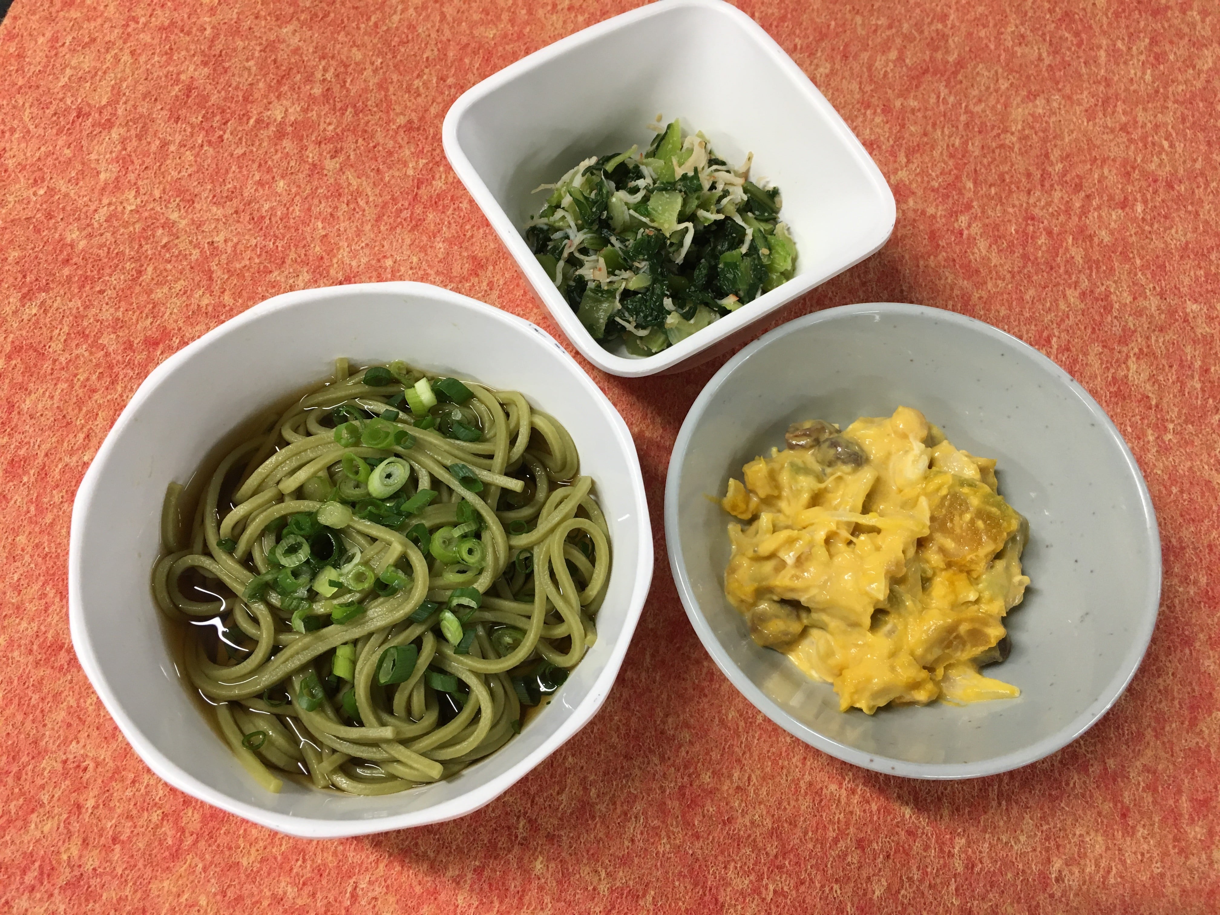 冷たい副菜「南瓜サラダ、青梗菜の和え物、茶そば」
