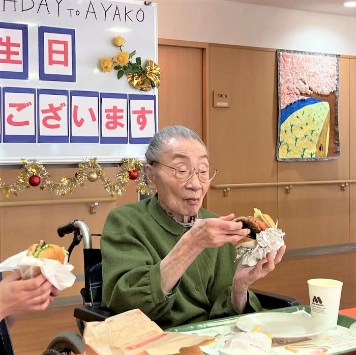 100歳のお祝いは初めてのハンバーガー！