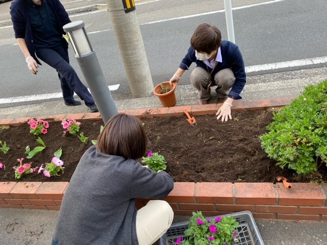 玄関前にもお花を植えました。