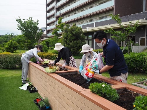 園庭の花壇の植え替えを行いました