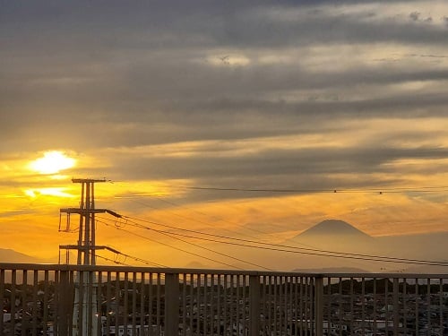 夕焼けにうかぶ富士山