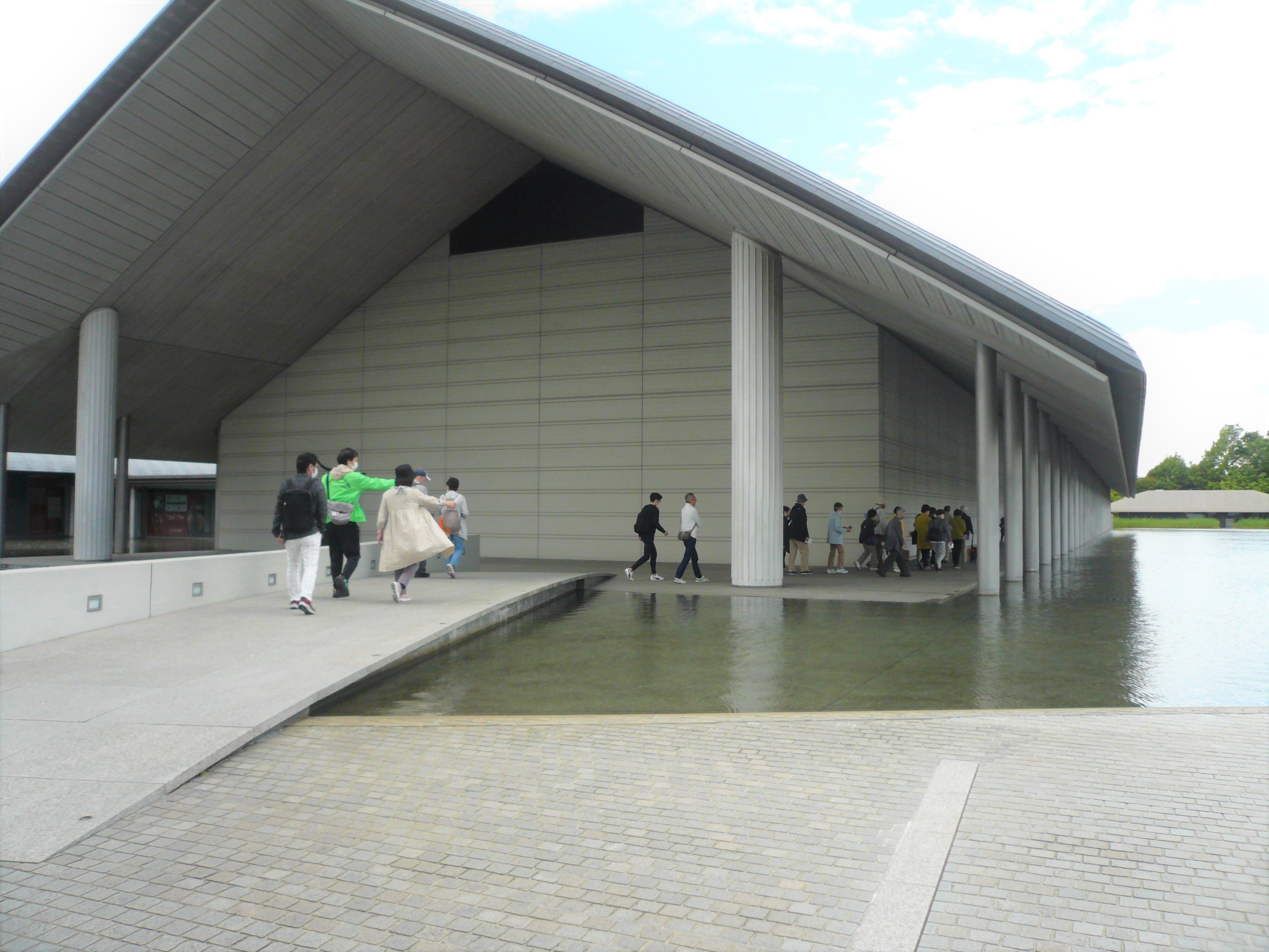 宝塚エデンの園　開園45周年企画　日帰りバスツアー
「佐川美術館とラコリーナ近江八幡」