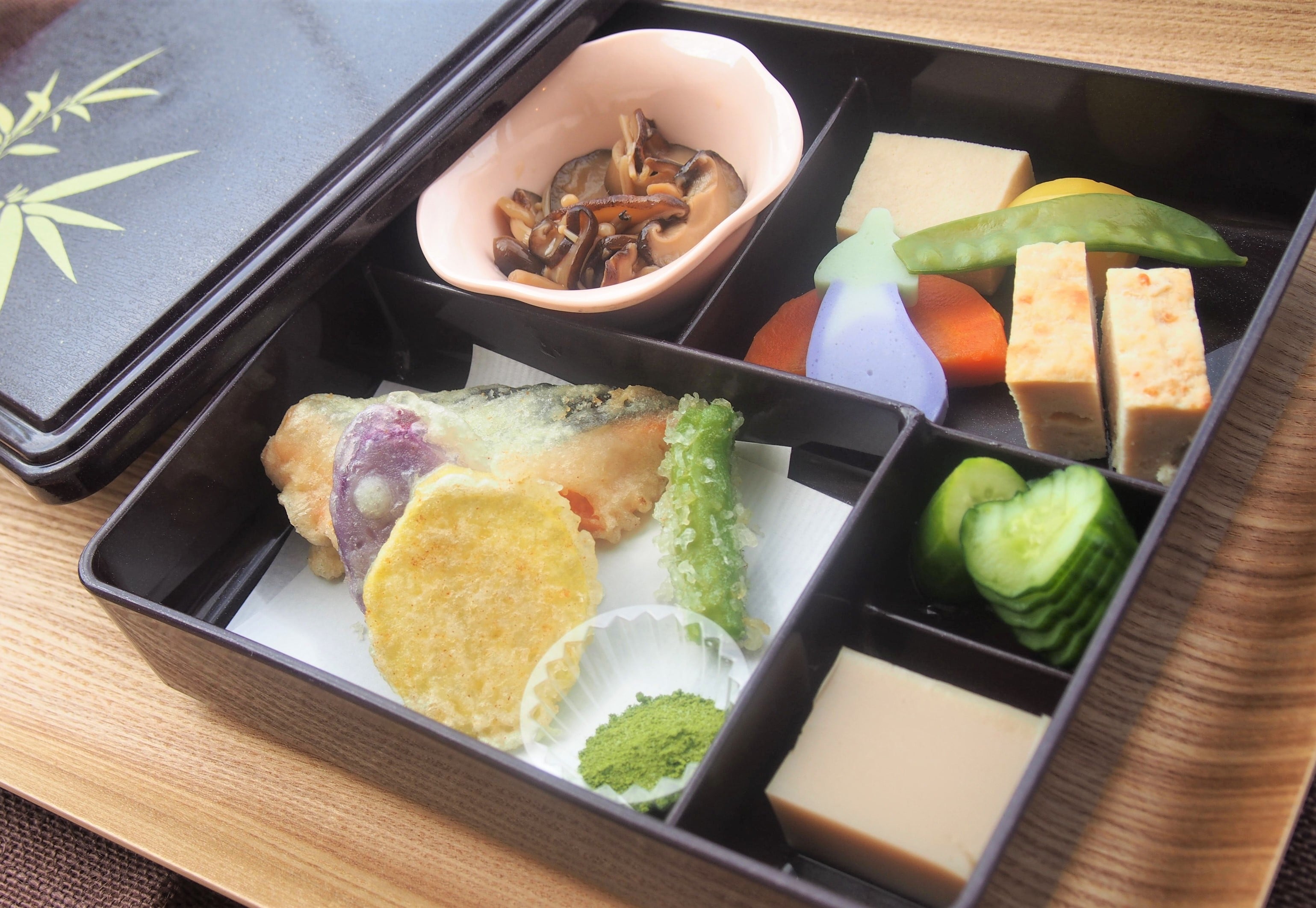 10月1日(木)昼食　ホッとするやさしい味わいの「季節の弁当」