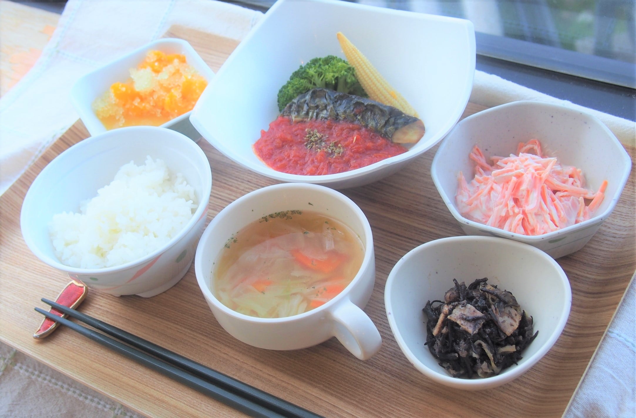 11月18日(水)昼食　味も栄養も相性抜群のさばとトマト「11月の誕生会食」
