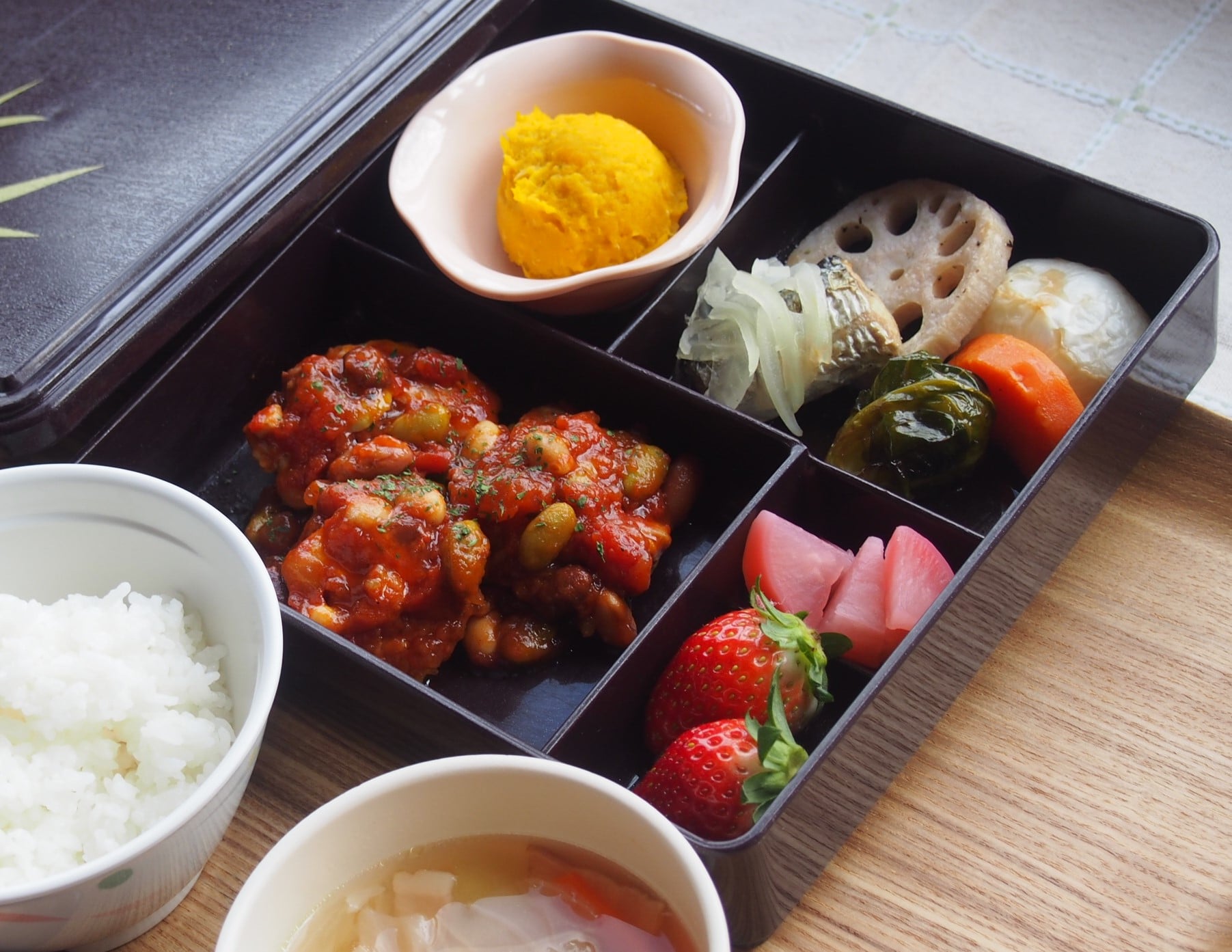 12月1日(火)昼食　スパイシーなメインと旬の野菜たっぷりの「季節の弁当」
