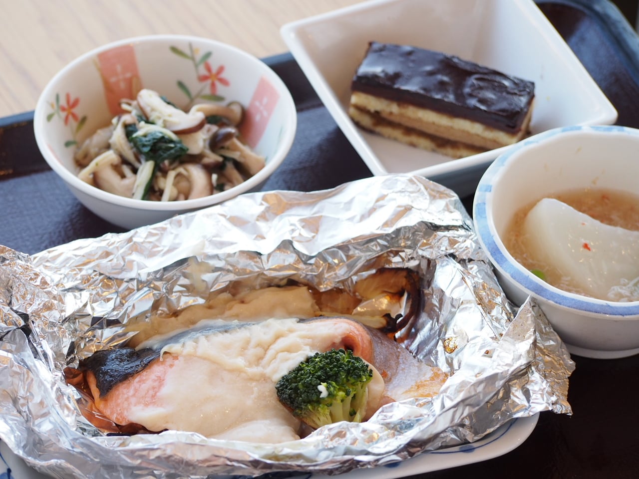 調理師おすすめ「鮭のホイル焼き～ホワイトソースがけ～」「柚子団子の炊き合わせ」