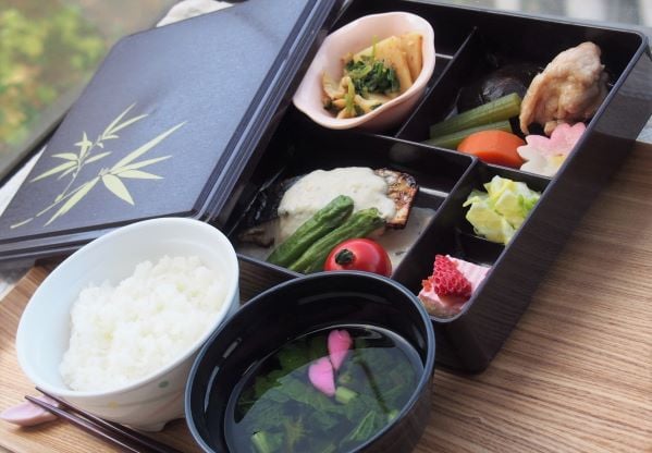 ３月1日(月)昼食　フタを開けたら春がいっぱい「季節の弁当」