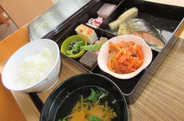 4月1日(木)昼食　桜の花びらが舞うなか「桜」づくしの「季節の弁当」