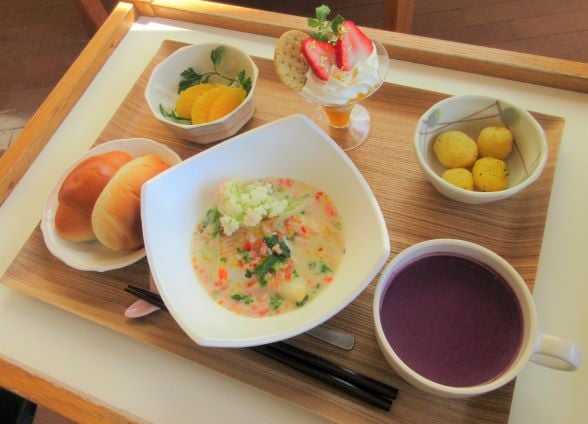 4/21昼食　外食気分を満喫！「4月の誕生会食」