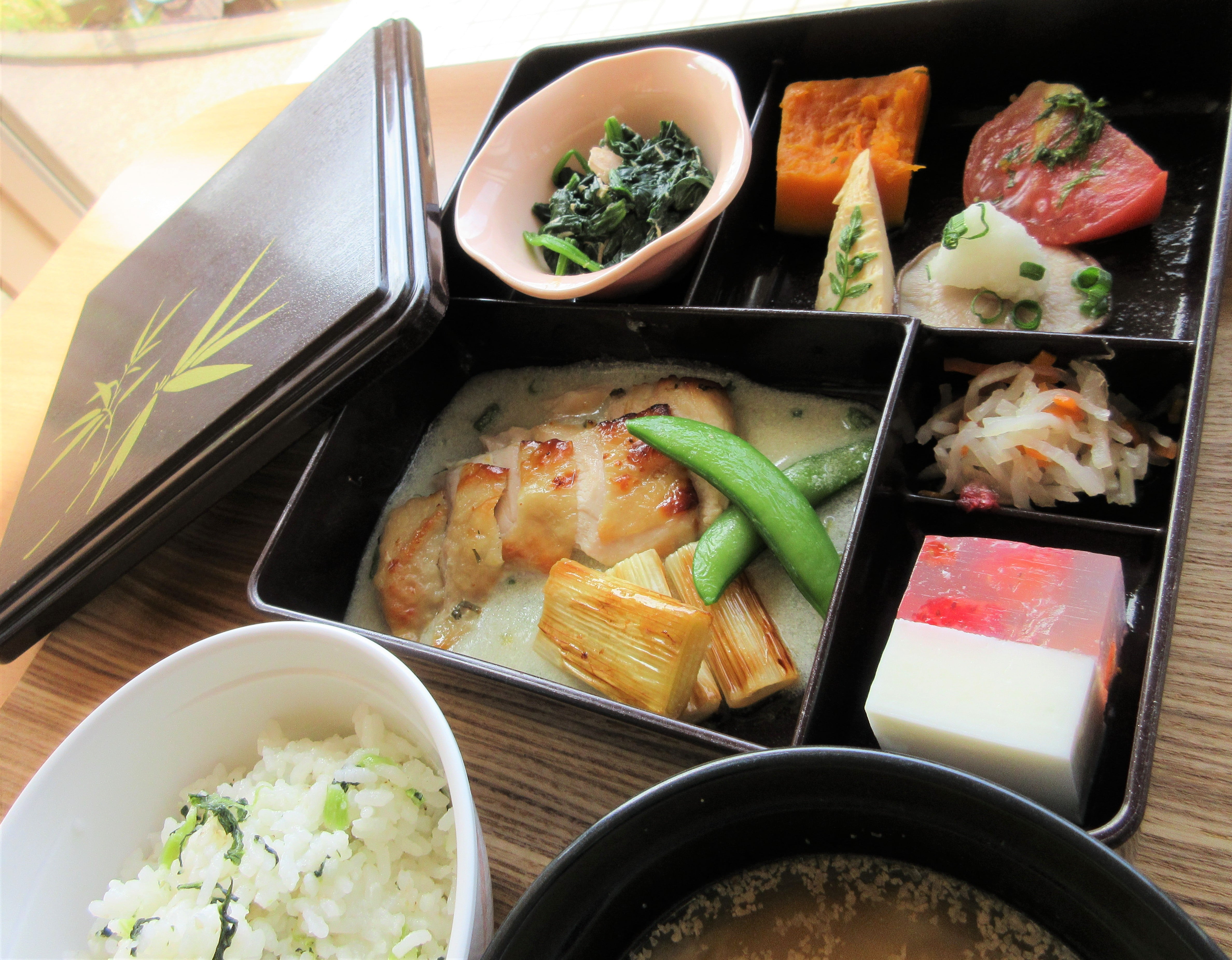“素材のおいしさを生かす”がコンセプト。5月の「季節の弁当」