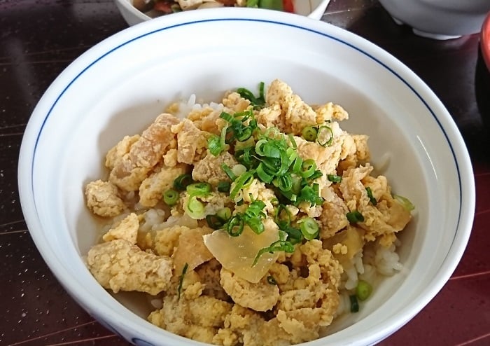【昼食】木の葉丼（油揚げと卵の丼）