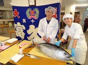 食堂でのにぎり寿司イベント(マグロの解体ショー)