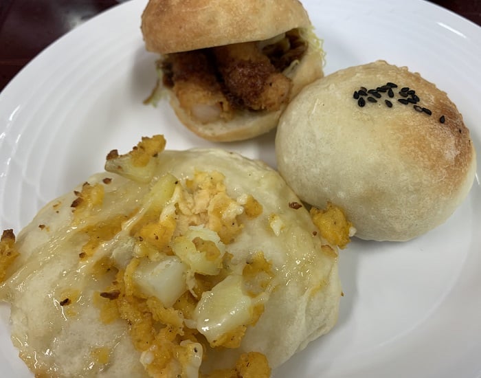 【昼食】パン3種盛り（エビフライサンド・玉子ポテマヨパン・栗あんパン）