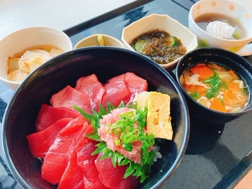 特別献立【マグロづくし丼定食】