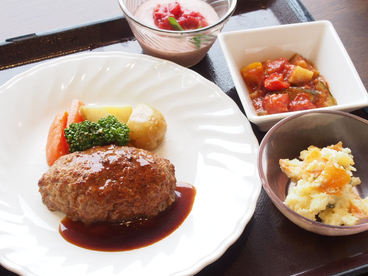調理師おすすめ「牛肉100％ハンバーグ」