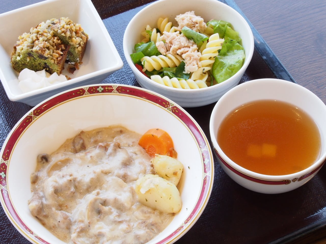 調理師おすすめ「魚介ライスサラダとビーフストロガノフ」