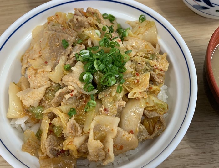 【昼食】キムチ入り豚肉とキャベツの丼