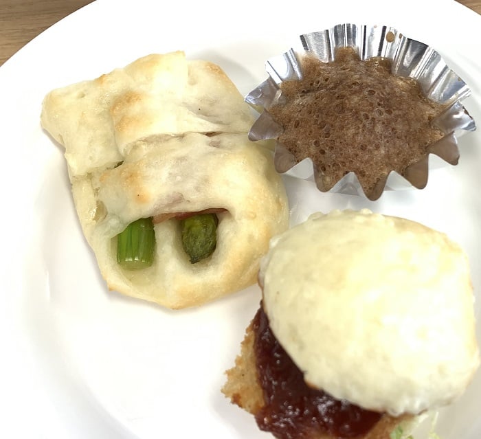 【昼食】パン3種盛り