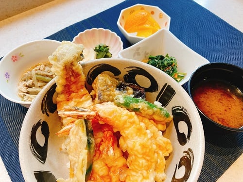 海鮮天丼定食を提供しました！