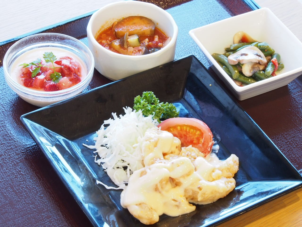 『エビのマヨネーズ和え』と『豚肉のフリカッセ』