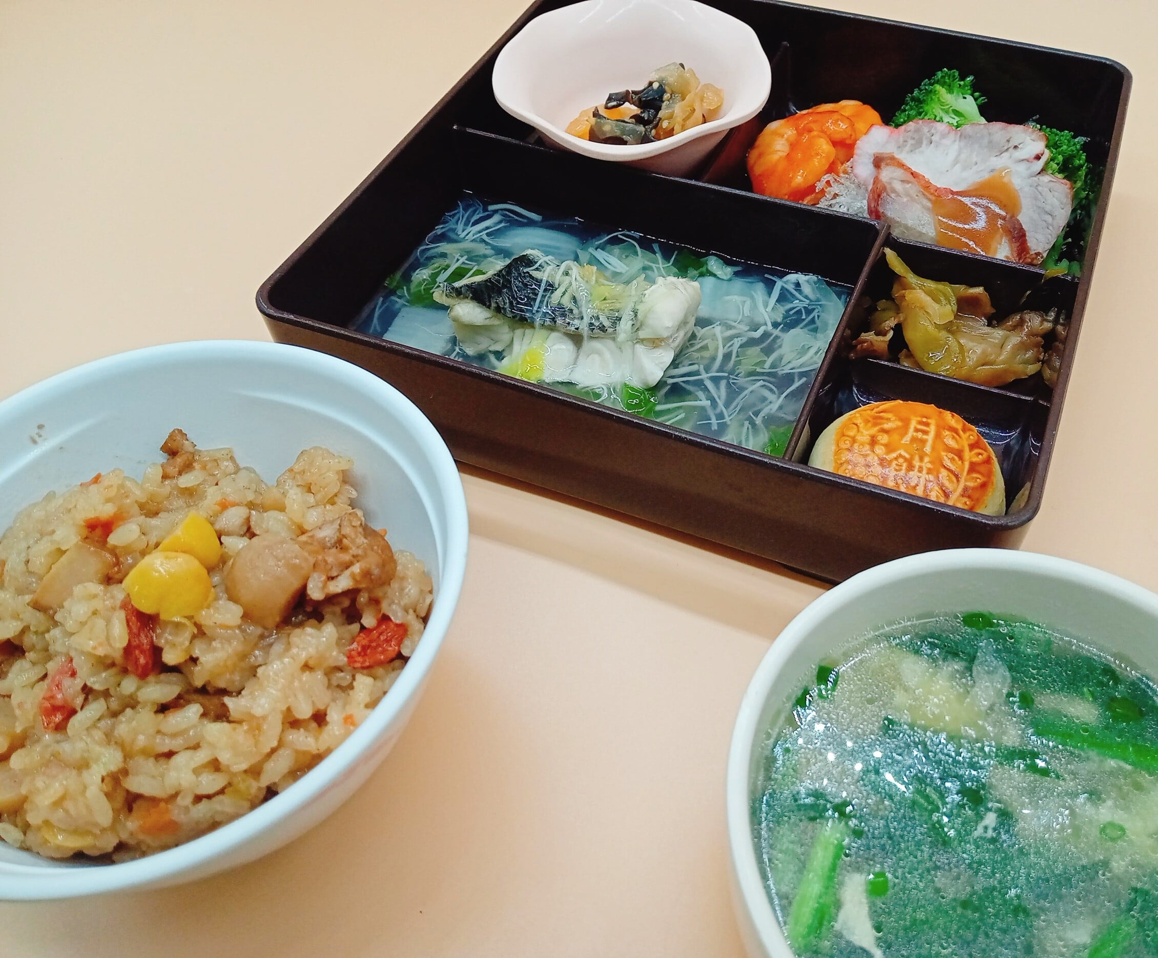 食事のブログを更新しました！10月1日（金）昼食『季節の弁当』