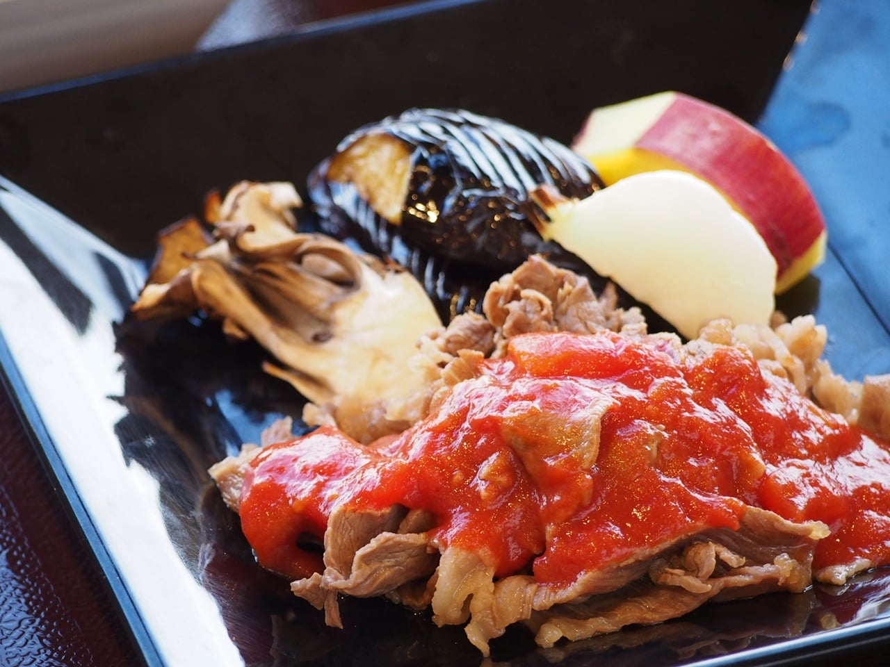 調理師おすすめ『牛すきしゃぶ　秋野菜添え～トマトソースがけ～』
『秋鮭の和風ムニエル』
