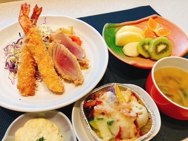 特別献立「マグロカツ＆ジャンボエビフライ定食！」