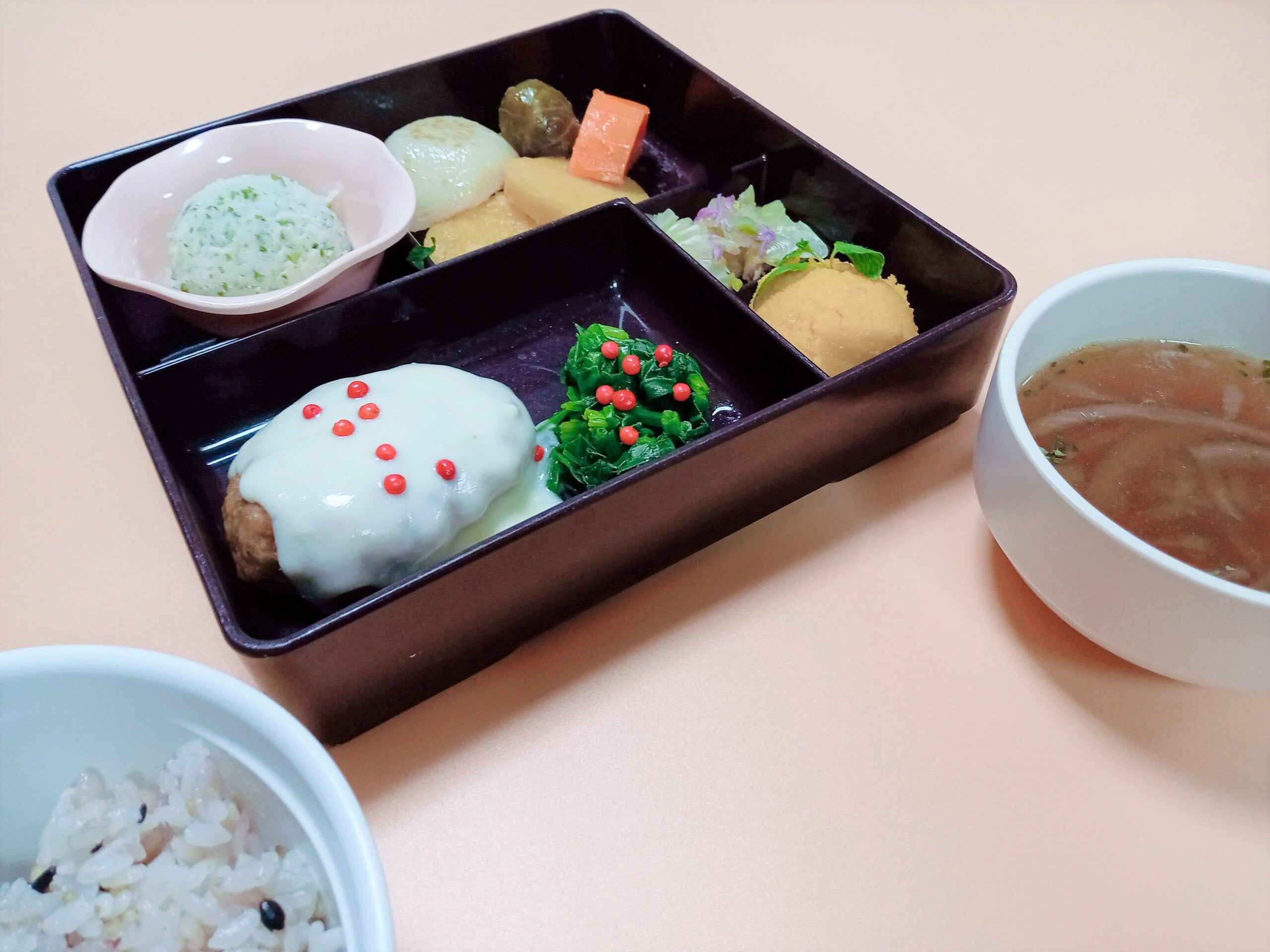 食事のブログを更新しました！！12月1日（水）昼食『季節の弁当』