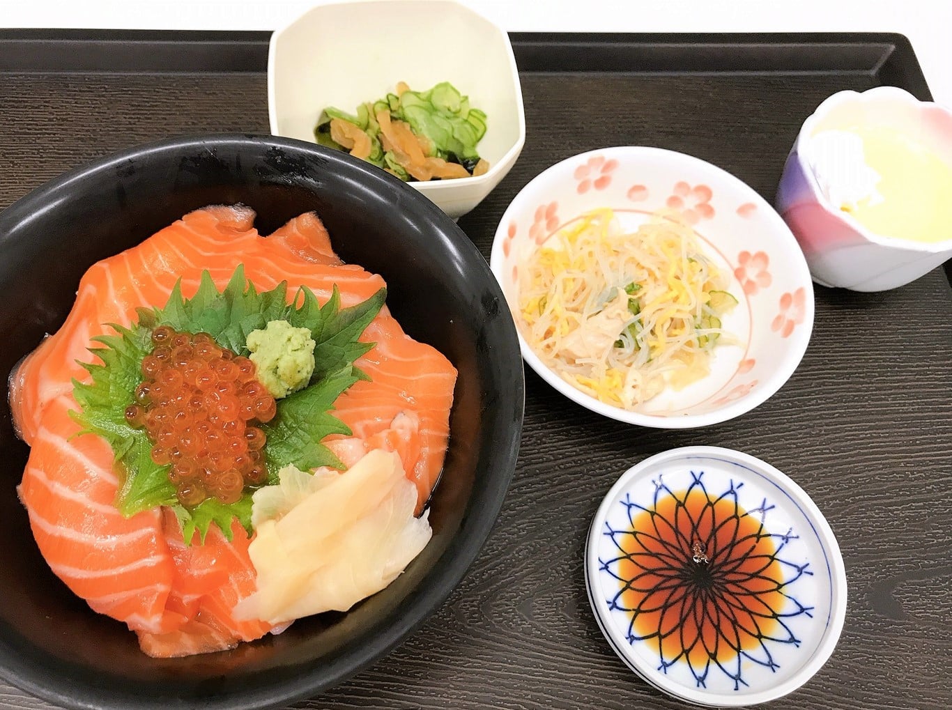 サーモンといくらの親子丼（昼食）