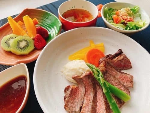 特別料金メニュー「サーロインステーキ定食！」