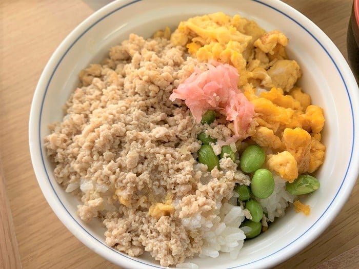 【昼食】三食そぼろ丼