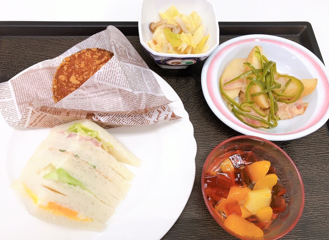 サンドイッチとカレーパン（昼食）