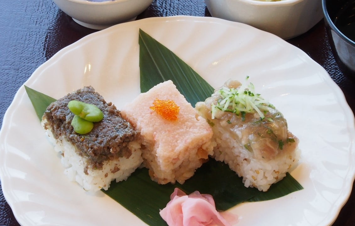 「3種のそぼろばら寿司」「鶏のマヨ照り焼き」