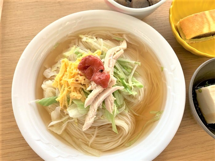 【昼食】ささみと梅のぶっかけそうめん