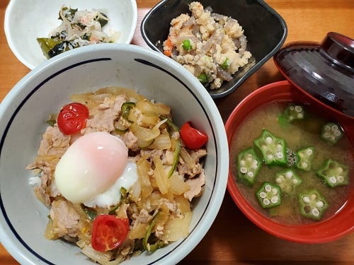【昼食】8月25日（木）　「鹿児島指宿　温たまらん丼」