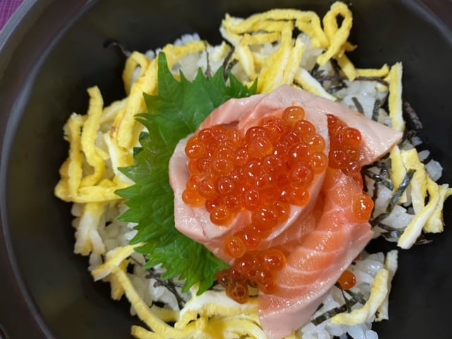 夕食【鮭といくらの親子丼】