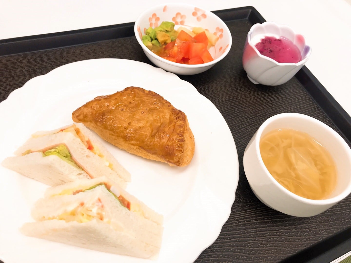 ミートパイとサンドイッチ（昼食）