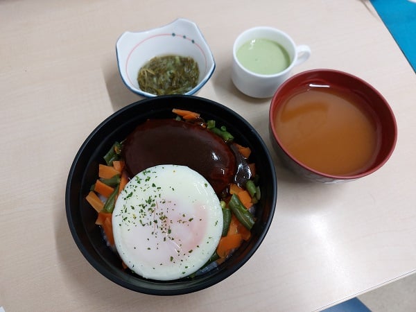 夕食【ロコモコ丼】