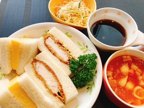 おすすめメニュー「チキンカツサンド＆厚焼きたまごサンド」を提供しました！