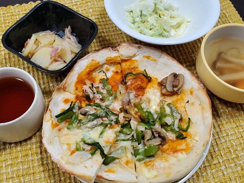 【昼食】アスパラと蟹のピザ