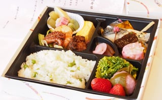 この時期ならではの「お花見弁当」