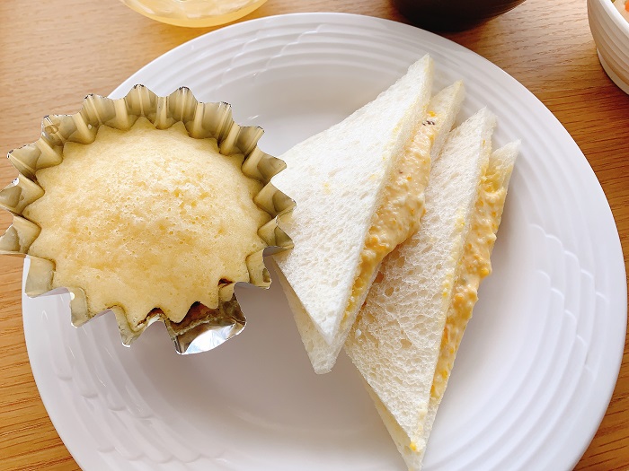 【昼食】蒸しパンと玉子のサンドイッチ